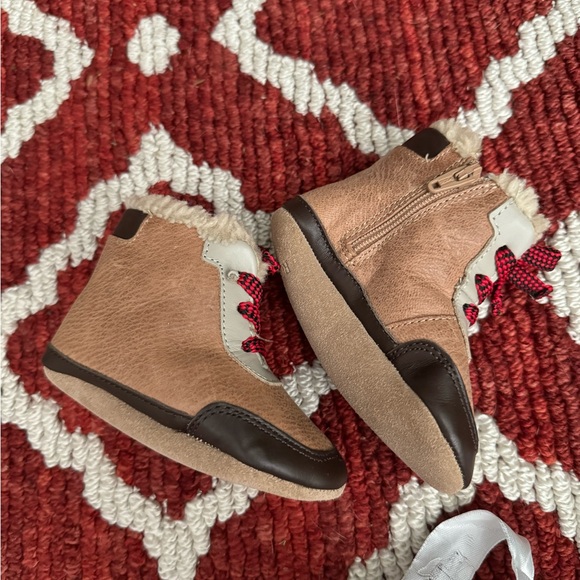 NEW IN BOX Robeez Wyatt Boot Dark Nude/Walnut 6-12 Months - Picture 7 of 8